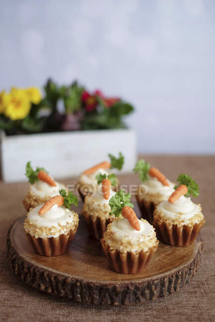 Морковные кексы на столе — стоковое фото