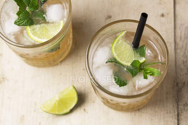Cocktails with gin, ginger ale and mint — Stock Photo