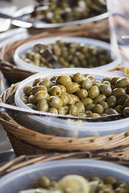 Aceitunas griegas hojuelas de chile - foto de stock