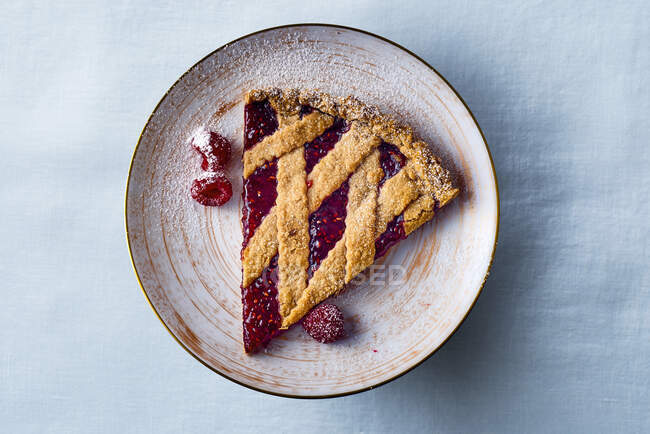 A slice of Linz tart on a plate — Stock Photo