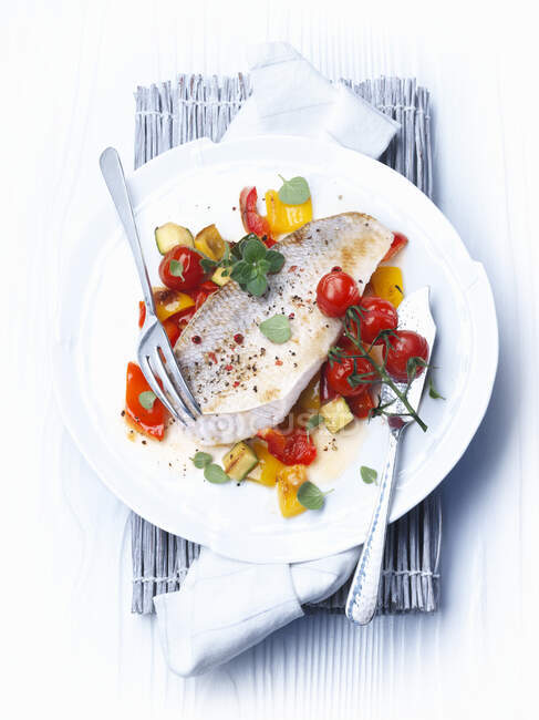 Pike-perch fillet with vegetables — Stock Photo