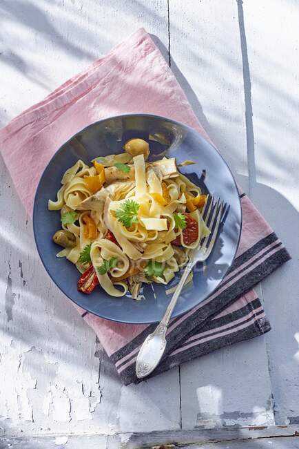 Tagliatelle con carciofi, olive e pomodori — Foto stock