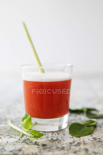 Soupe de tomates réfrigérée à la citronnelle et Noilly Prat — Photo de stock