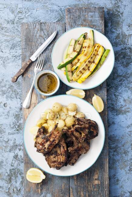 Grilled lamb chops with potatoes and zucchini — Stock Photo