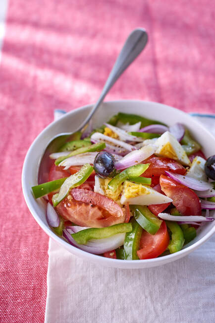 Close-up shot of delicious Nicoise salad in a bowl — Stock Photo