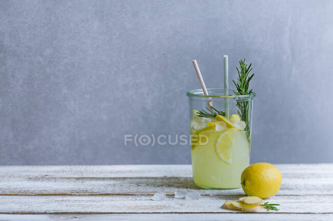 Comutador de limão e alecrim com gengibre e alecrim — Fotografia de Stock