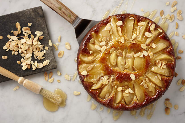 Cardamom and pear cake with honey and almond flakes — Stock Photo