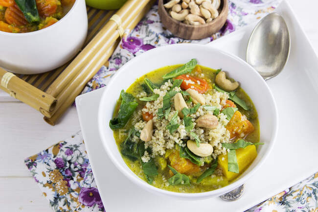 Curry legumes with quinoa — Stock Photo