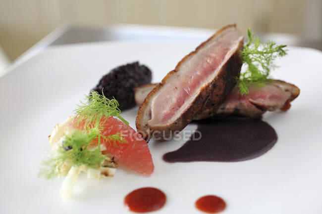 Roasted duck breast with black rice, grapefruit and fennel — Stock Photo