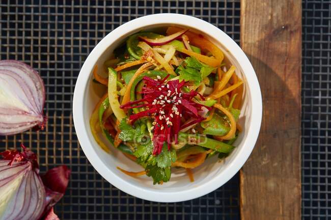 Vegetarian vegetable noodles with sesame seeds — Stock Photo