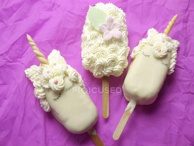 'Unicorn' and 'Flower' cakes on sticks — Stock Photo