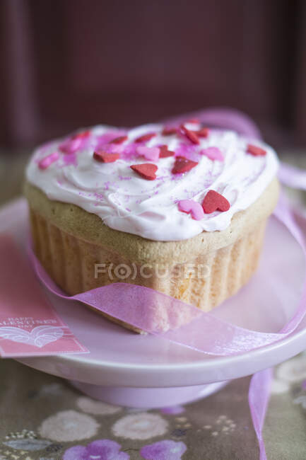 Mini gâteau en forme de coeur vue rapprochée — Photo de stock