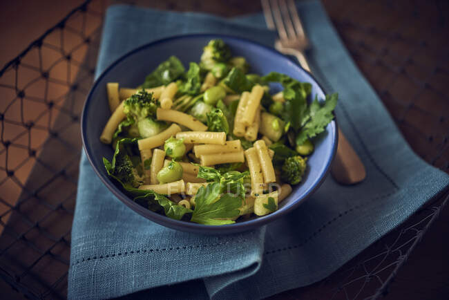 Macaroni with broad beans and broccoli — Stock Photo