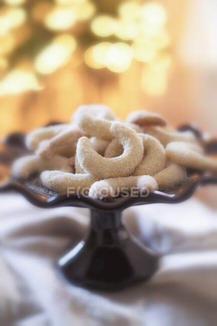 Biscoitos crescentes de baunilha em uma banca de bolo — Fotografia de Stock