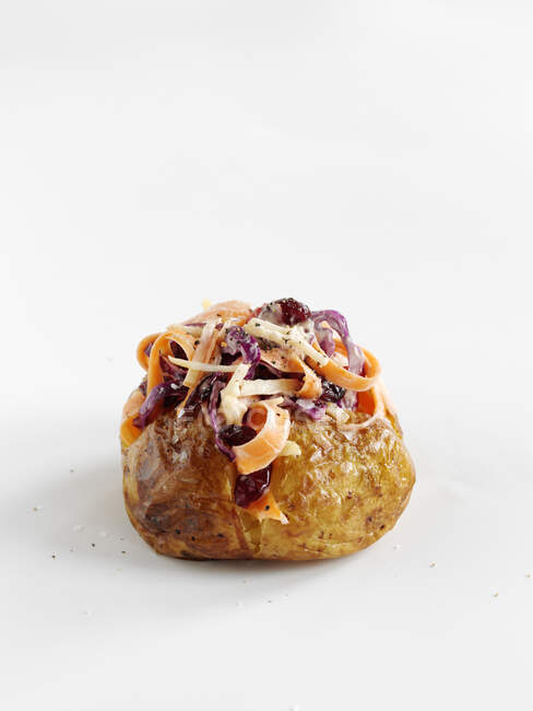 Ganze Ofenkartoffeln mit Krautsalat — Stockfoto