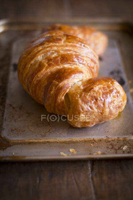 Croissant auf weißem Tuch — Stockfoto