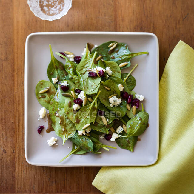 Spinatsalat mit Gorgonzola, Pinienkernen und Granatapfelkernen — Stockfoto