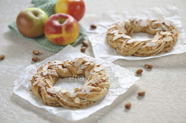 Pastry wreaths filled with apples and almonds, and dusted with powdered sugar (vegan) — Stock Photo