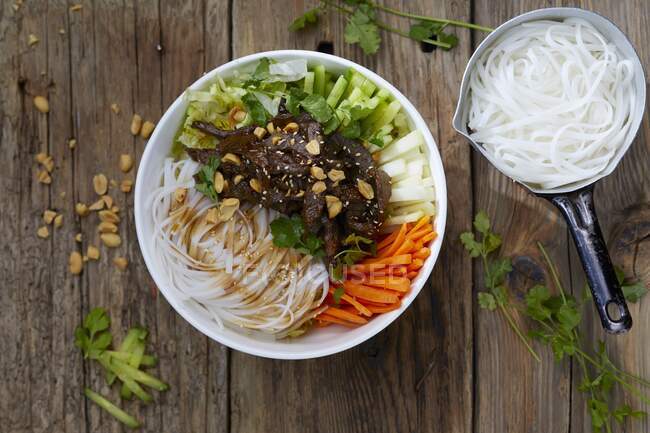 Bol thaïlandais avec nouilles de riz, légumes et cacahuètes — Photo de stock