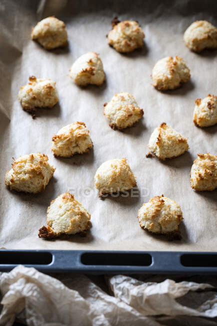 Vegan coconut macaroons on a baking tray — Stock Photo