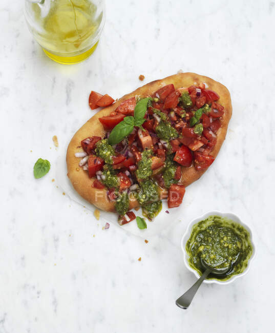 Bruschetta aux tomates et pesto — Photo de stock