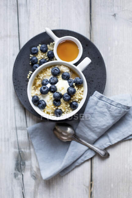 Haferbrei mit Joghurt, Blaubeeren und Mandeln — Stockfoto