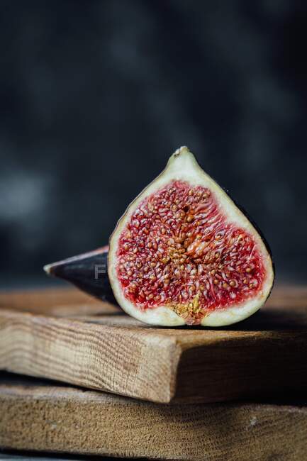 Fig halves on wooden board, closeup — Stock Photo