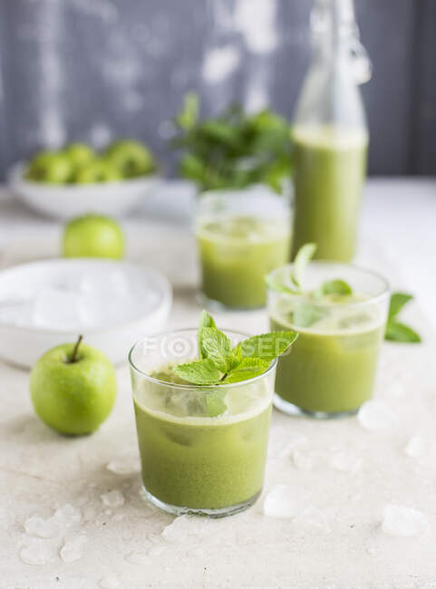 Jus vert au concombre, céleri, menthe et gingembre — Photo de stock