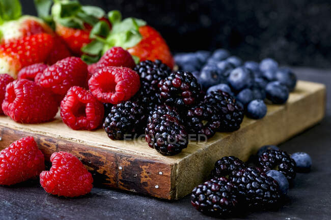 Berries on board close-up view — Stock Photo