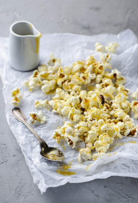 Popcorn caramello salato vista da vicino — Foto stock