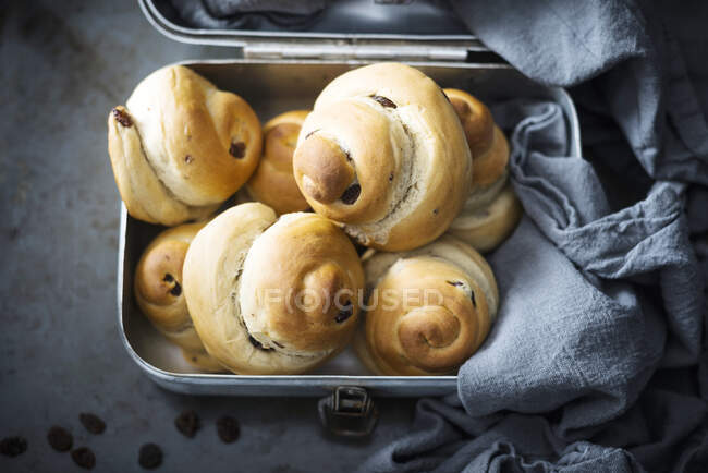 Vegan raisin buns in tin box with cloth — Stock Photo