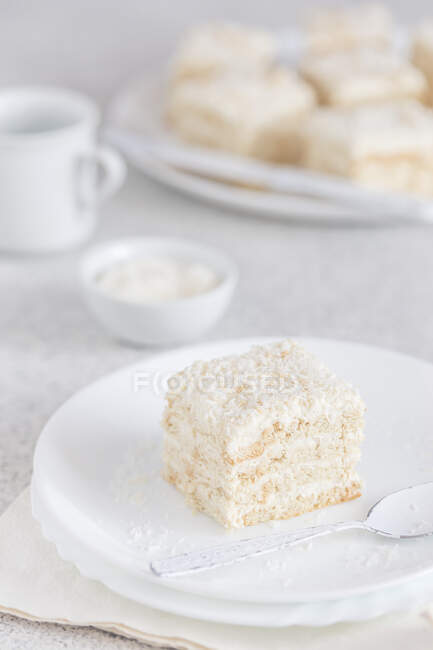 No-bake layer cake with grated coconut — Stock Photo