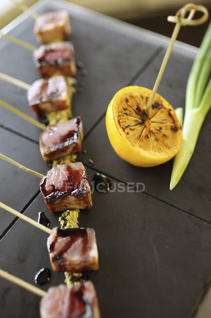 Cubes of lightly grilled tuna with ponzu sauce hors d'oeuvre — Stock Photo