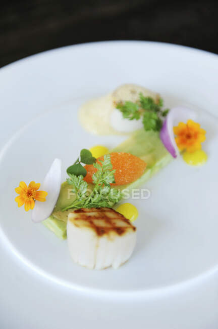 Grilled scallops with herbs and edible flowers — Stock Photo