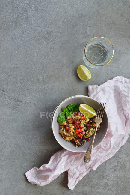 Insalata di grano bulgur con albicocche, menta e melograno — Foto stock
