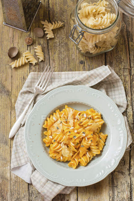 Fusilli mit Tomatensauce und Pinienkernen (Italien) — Stockfoto