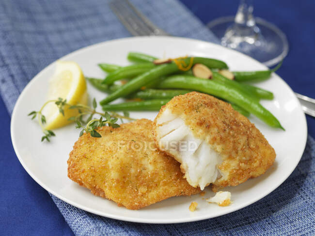 Breaded cod fillets with green beans — Stock Photo