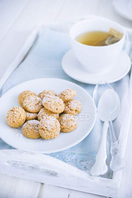Amaretti-Kekse und eine Teetasse — Stockfoto