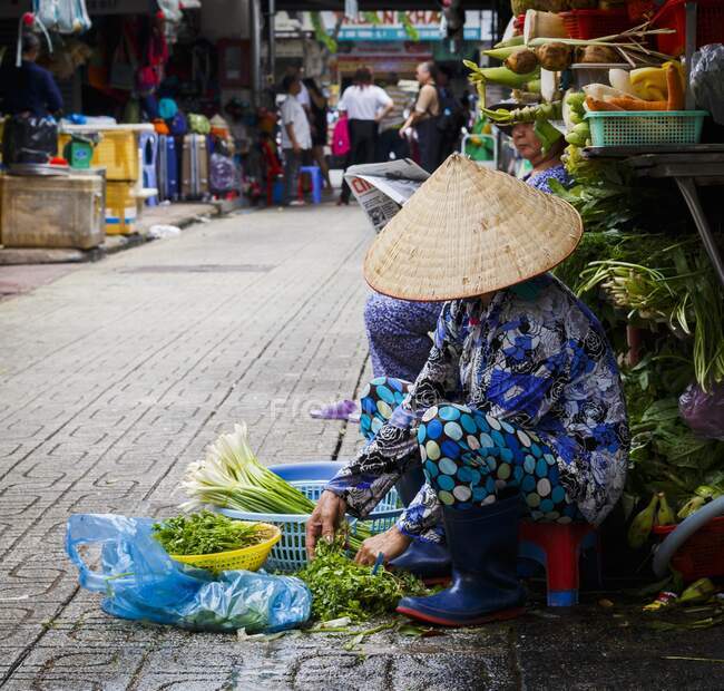 Un venditore mercato di strada a Ho Chi Minh City, Vietnam — Foto stock