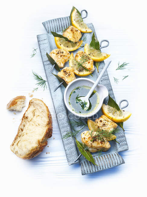 Monkfish skewers with lemon sauce — Stock Photo