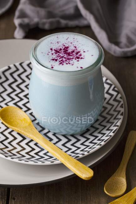 Latte di puffo con latte di cocco, spirulina e barbabietola in polvere — Foto stock