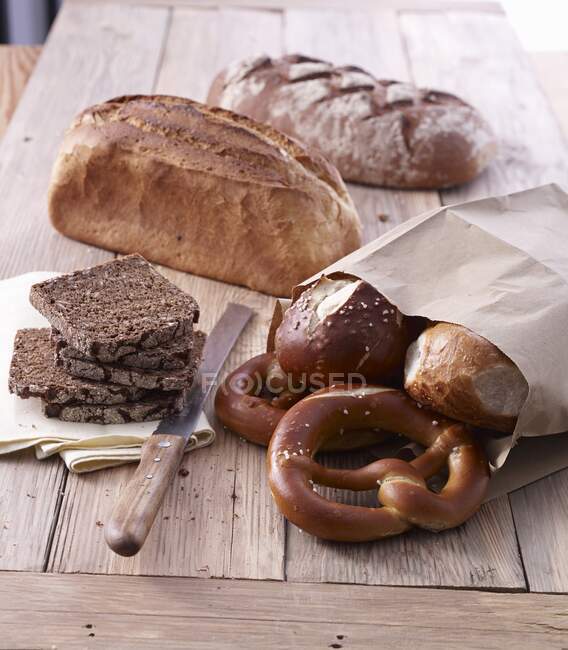Различные хлеба, крендельки и рулоны — стоковое фото