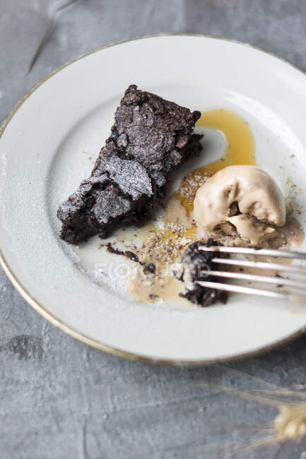A brownie with Earl Grey ice cream — Stock Photo