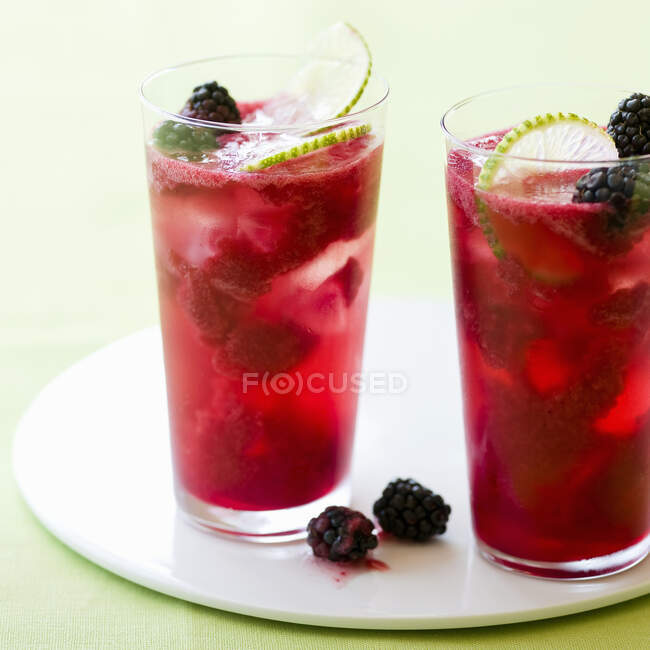 Two glasses of Blackberry Lime Rickey cocktails — Stock Photo