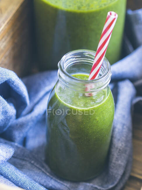 Vegan green smoothie with avocado, kiwi, banana and spinach — Stock Photo