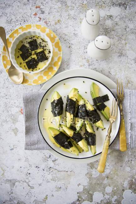 Salada de abacate com nori — Fotografia de Stock