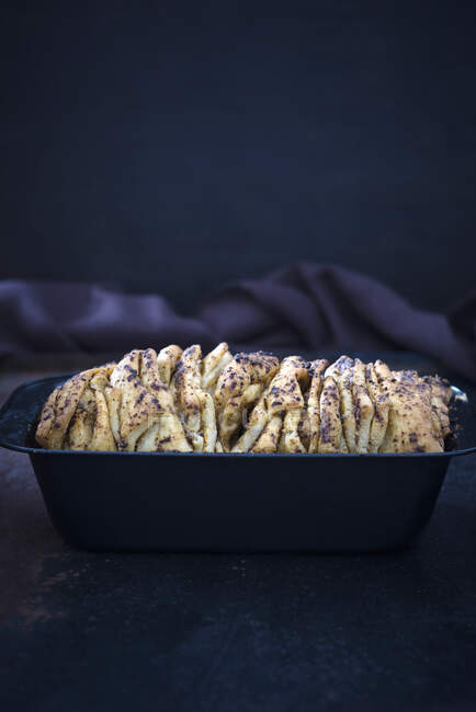 Vegan pull-apart bread with red pesto in a baking tin — Stock Photo