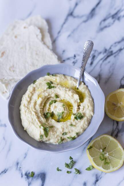 Hummus with flatbread and parsley — Stock Photo