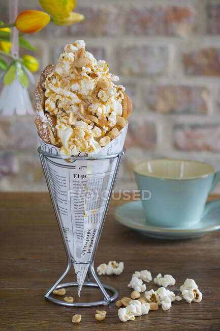 Gaufre à bulles avec pop-corn, sauce caramel, cacahuètes et sel de mer — Photo de stock