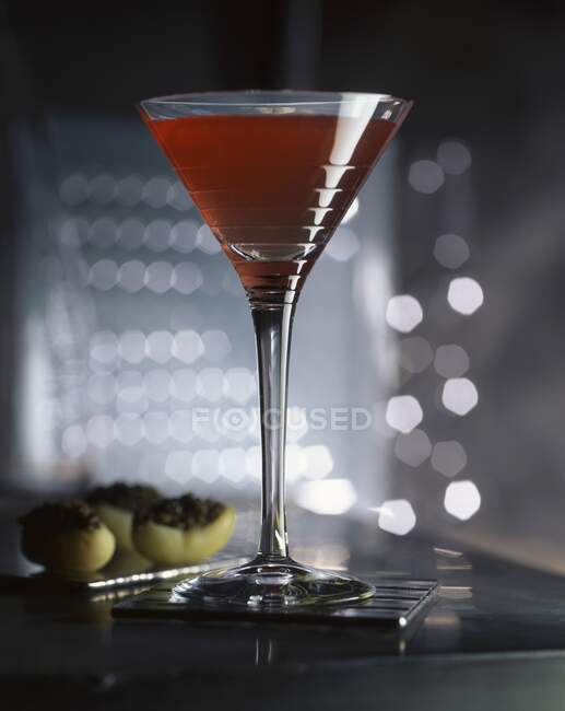 Alcool Boisson en verre de martini et collations sur fond — Photo de stock